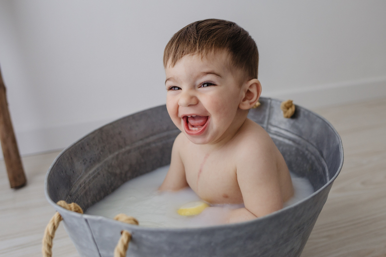 bagno nel latte foto in studio di famiglia di bambini elena monzo